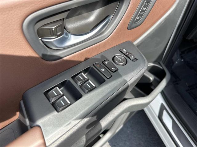 Photo of 2025 Platinum White Honda Pilot