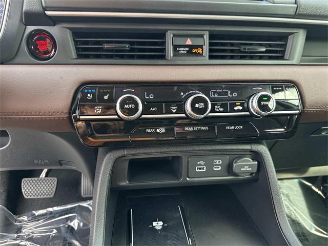 Photo of 2025 Platinum White Honda Pilot