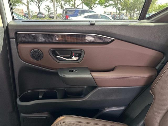 Photo of 2025 Platinum White Honda Pilot