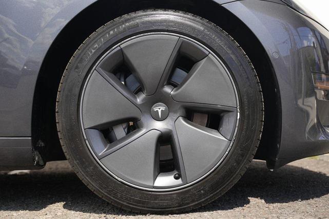 Photo of 2021 Gray Tesla Model 3