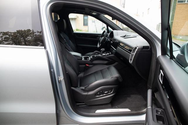 Photo of 2022 Silver Porsche Cayenne