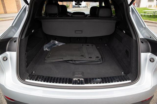Photo of 2022 Silver Porsche Cayenne