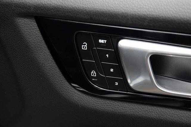 Photo of 2022 Silver Porsche Cayenne