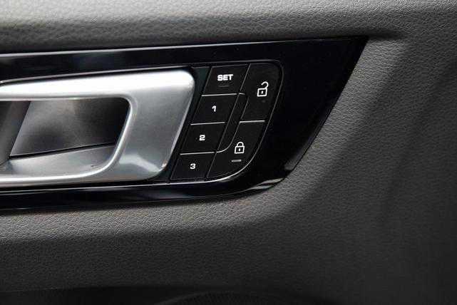 Photo of 2022 Silver Porsche Cayenne