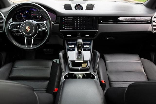 Photo of 2022 Silver Porsche Cayenne