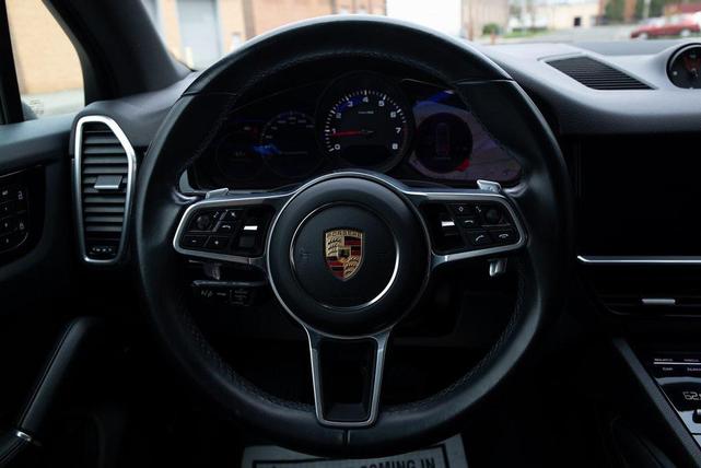 Photo of 2022 Silver Porsche Cayenne