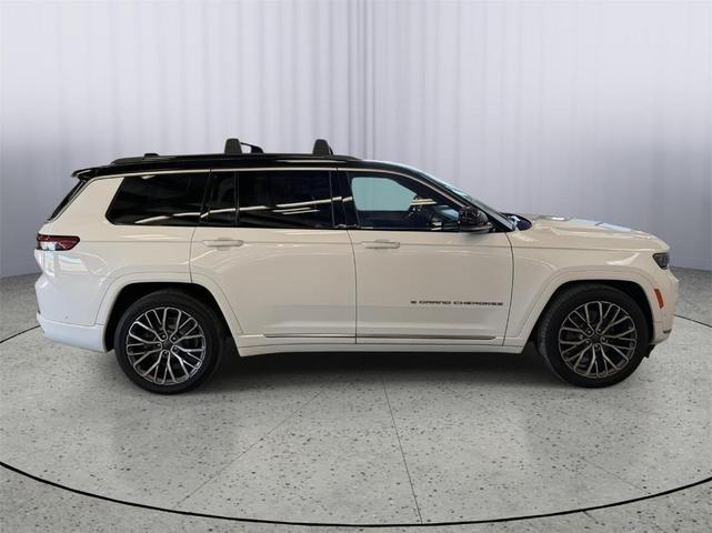 Photo of 2021 Bright White Clearcoat Jeep Grand Cherokee L