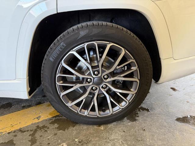 Photo of 2021 Bright White Clearcoat Jeep Grand Cherokee L