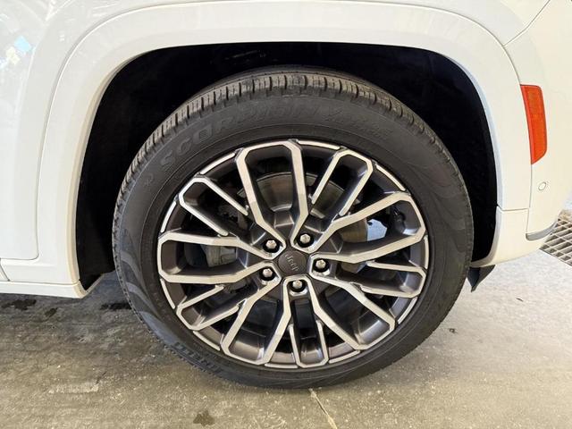 Photo of 2021 Bright White Clearcoat Jeep Grand Cherokee L