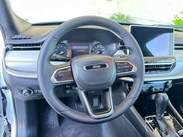 Photo of 2025 Bright White Clearcoat Jeep Compass