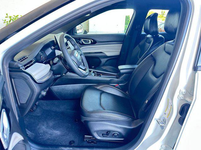 Photo of 2025 Bright White Clearcoat Jeep Compass