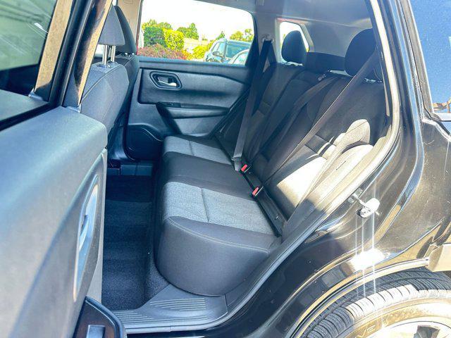 Photo of 2024 Super Black Nissan Rogue