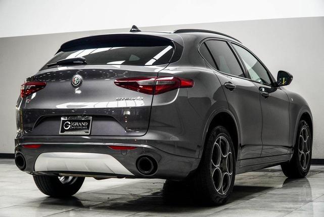 Photo of 2022 Vesuvio Gray Metallic Alfa Romeo Stelvio