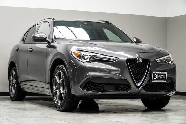 Photo of 2022 Vesuvio Gray Metallic Alfa Romeo Stelvio