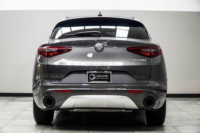 Photo of 2022 Vesuvio Gray Metallic Alfa Romeo Stelvio