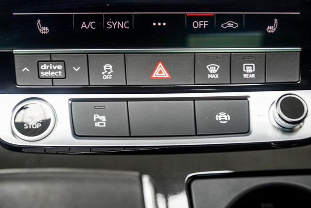 Photo of 2023 Glacier White Metallic Audi Q7