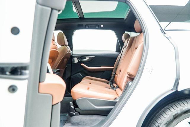 Photo of 2023 Glacier White Metallic Audi Q7