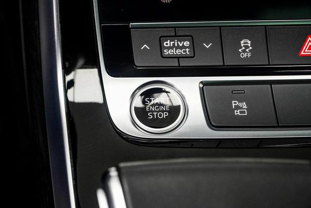 Photo of 2023 Glacier White Metallic Audi Q7