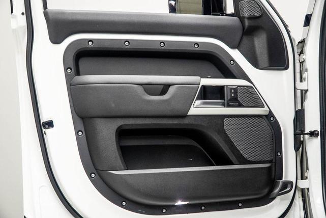 Photo of 2022 Fuji White Land Rover Defender