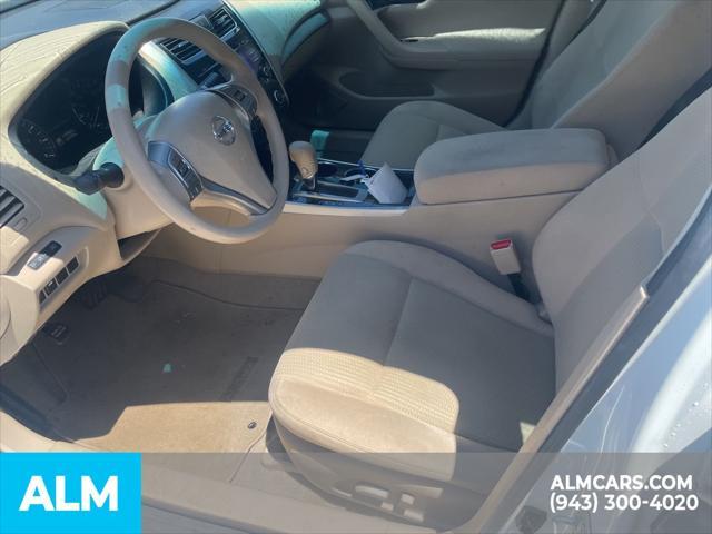 Photo of 2014 Pearl White Nissan Altima