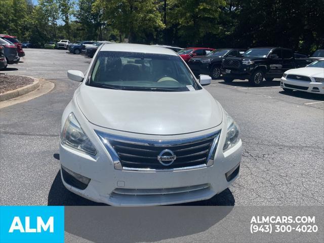 Photo of 2014 Pearl White Nissan Altima