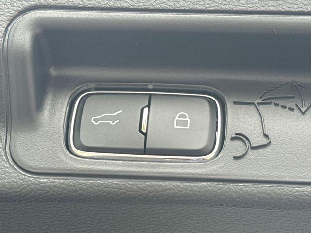 Photo of 2025 STAR WHITE MET TRI-COAT Ford Explorer