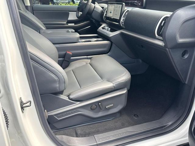 Photo of 2025 STAR WHITE MET TRI-COAT Ford Expedition