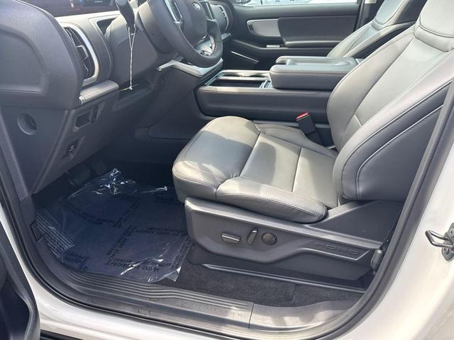 Photo of 2025 STAR WHITE MET TRI-COAT Ford Expedition