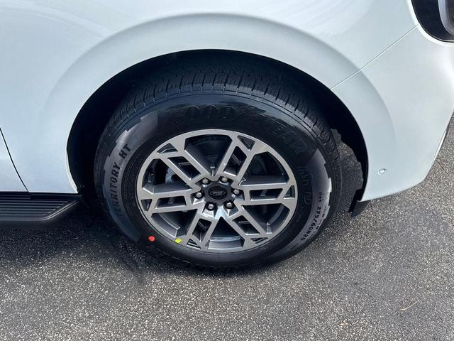 Photo of 2025 STAR WHITE MET TRI-COAT Ford Expedition