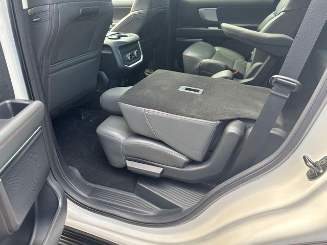 Photo of 2025 STAR WHITE MET TRI-COAT Ford Expedition