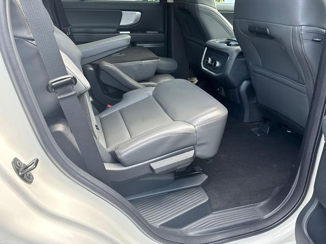 Photo of 2025 STAR WHITE MET TRI-COAT Ford Expedition