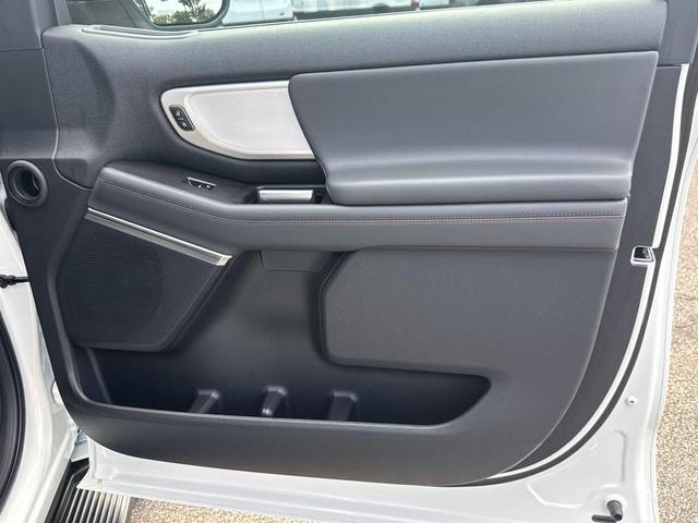 Photo of 2025 STAR WHITE MET TRI-COAT Ford Expedition
