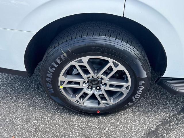 Photo of 2025 STAR WHITE MET TRI-COAT Ford Expedition
