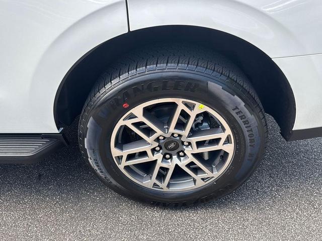 Photo of 2025 STAR WHITE MET TRI-COAT Ford Expedition