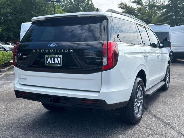 Photo of 2025 STAR WHITE MET TRI-COAT Ford Expedition