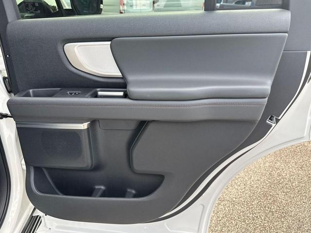 Photo of 2025 STAR WHITE MET TRI-COAT Ford Expedition