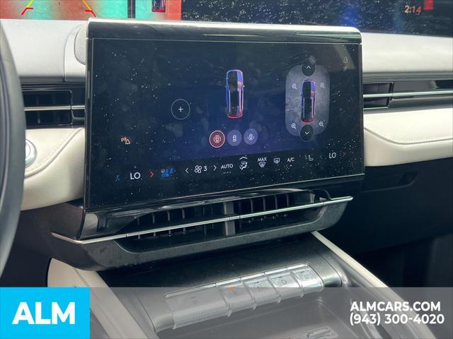Photo of 2024 LUSTROUS GRAY METALLIC Lincoln Nautilus