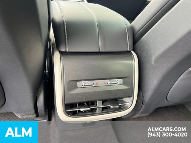 Photo of 2024 LUSTROUS GRAY METALLIC Lincoln Nautilus