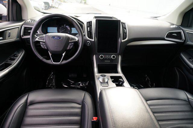 Photo of 2024 Oxford White Ford Edge