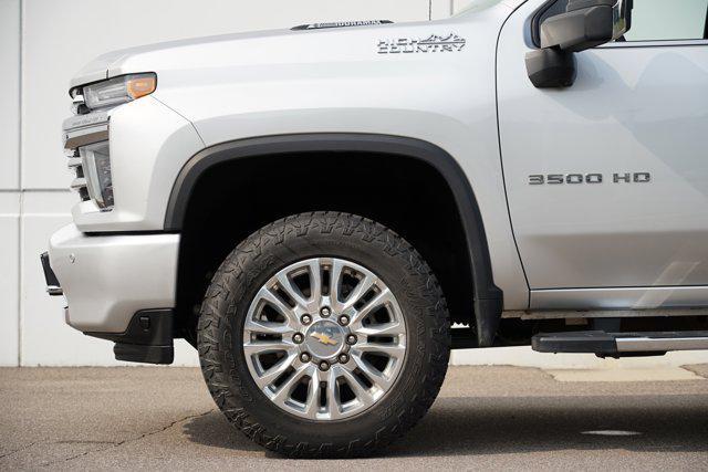 Photo of 2022 Silver Ice Metallic Chevrolet Silverado 3500