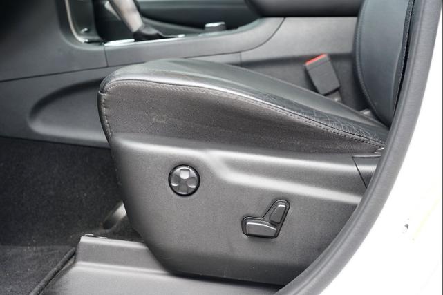Photo of 2020 Bright White Clearcoat Jeep Grand Cherokee