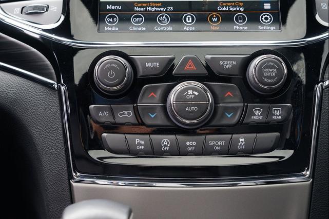 Photo of 2020 Bright White Clearcoat Jeep Grand Cherokee