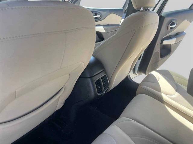 Photo of 2018 White Jeep Cherokee