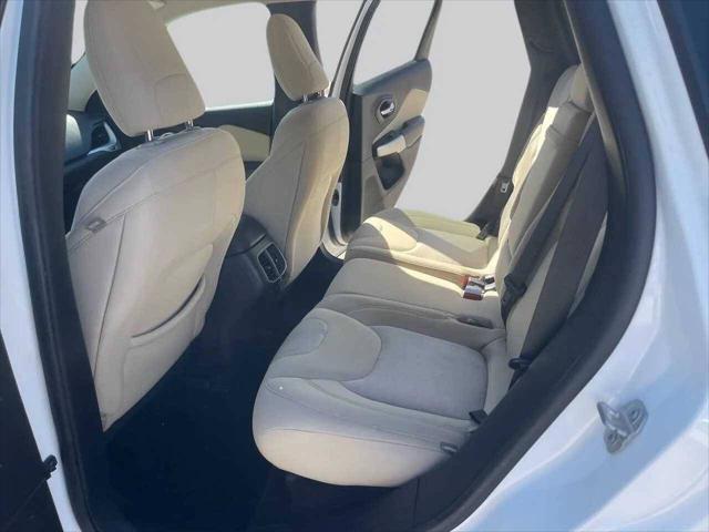 Photo of 2018 White Jeep Cherokee