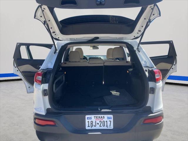 Photo of 2018 White Jeep Cherokee
