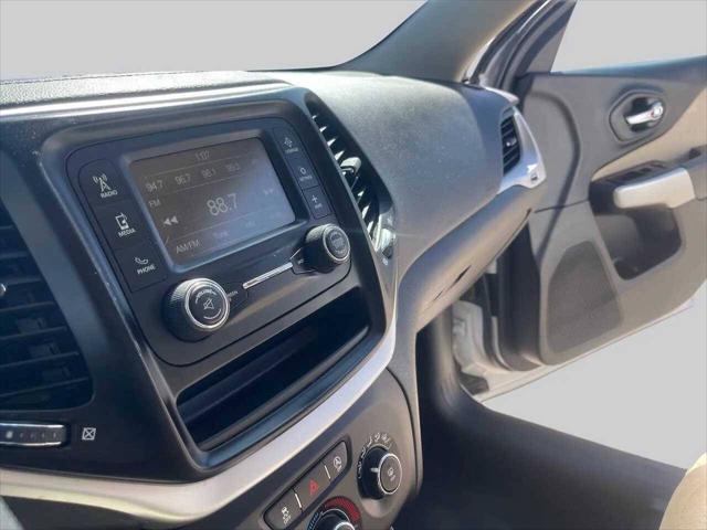 Photo of 2018 White Jeep Cherokee