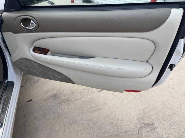 Photo of 2003 White Jaguar XK8