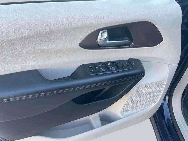 Photo of 2019 Blue Chrysler Pacifica