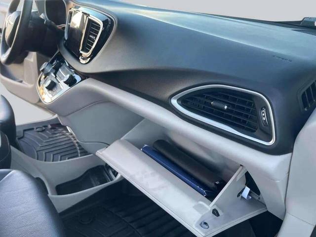 Photo of 2019 Blue Chrysler Pacifica