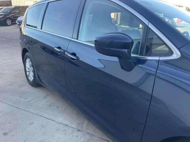 Photo of 2019 Blue Chrysler Pacifica